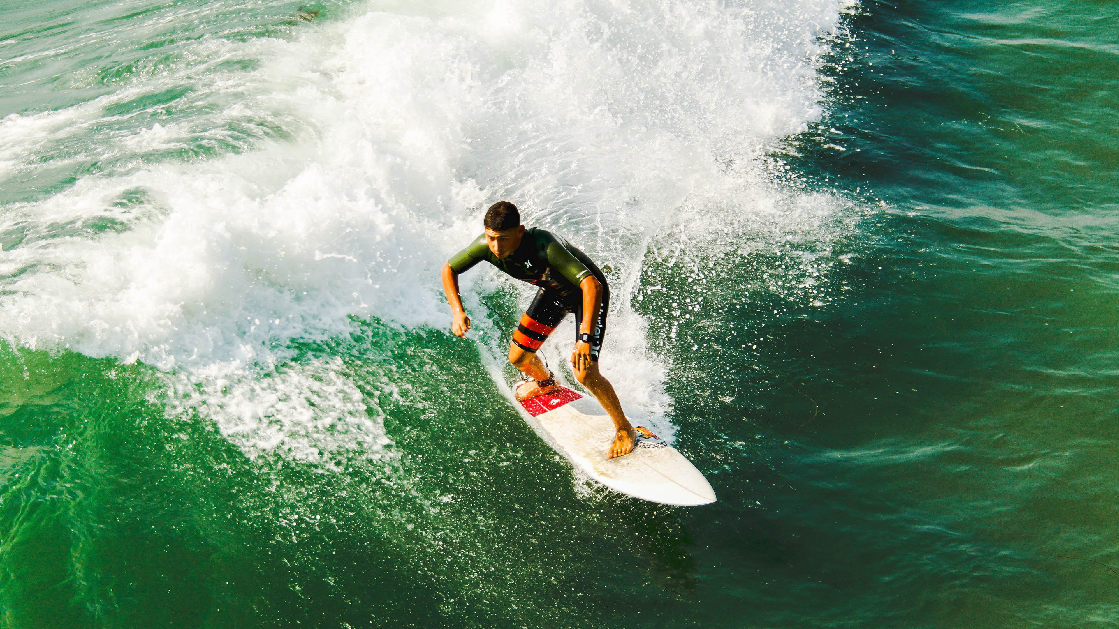 查默斯冲线瞬间引爆全场欢呼，查默斯港